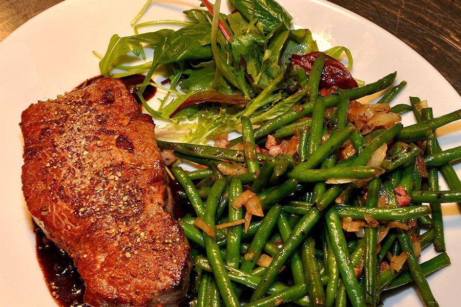Steak und bohnen mit salat