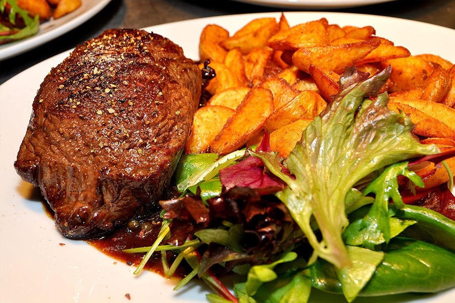 Steak und kartoffeln mit salat